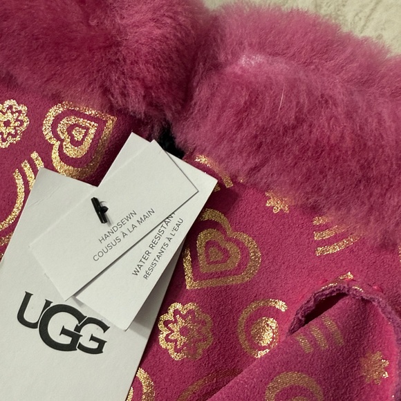 UGG Kids' Fuchsia and Gold Patterned mittens
Hand sewn ..nwt - Picture 4 of 6
